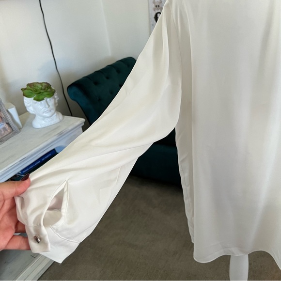 Vince Camuto Ivory 1X Plus Size Flowy Blouse - Picture 5 of 5